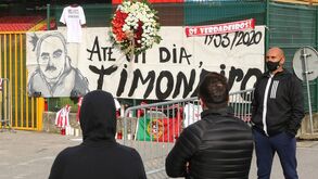 Um país emocionado por Vítor Oliveira