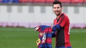 A curiosa descrição do árbitro sobre a homenagem de Messi a Maradona