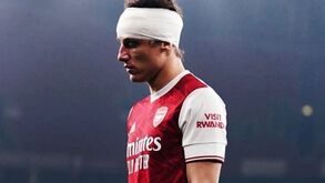 David Luiz deixa mensagem após choque com Raul Jiménez: «Rezem por ele»