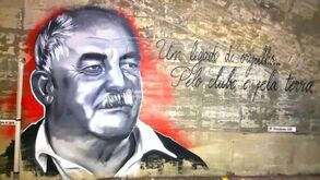 Grafite com rosto de Vítor Oliveira no Estádio do Mar