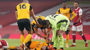 Após choque de cabeça com David Luiz, Jiménez causou aflição nos companheiros do Wolves