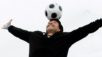 Diego Maradona e Usain Bolt vão à bola com PES