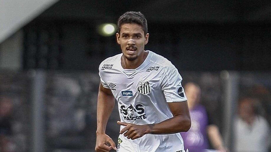 Treinador admite que gostava de contar com o central no Benfica 