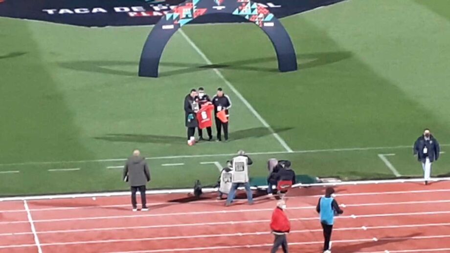 Momento de boa disposição na conferência de imprensa do Wolverhampton