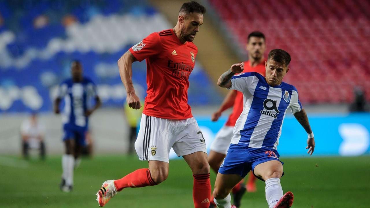 Benfica ou FC Porto: quem vence o primeiro troféu da época? - SIC Notícias