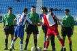 Os capitães Secretário e Casquinha cumprimentam-se antes da eliminatória da Taça de Portugal em 2004.