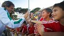 Jorge Jesus, então treinador do Sporting, saúda as crianças do Vilafranquense antes do apito inicial.
