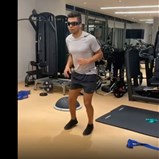 Casemiro treina no ginásio com óculos de sol e Neymar não evita a piada: «Ciclope?»