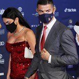 Namorada de Cristiano Ronaldo arrasa na gala dos Globe Soccer Awards