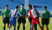 Os capitães Secretário e Casquinha cumprimentam-se antes da eliminatória da Taça de Portugal em 2004.
