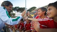 Jorge Jesus, então treinador do Sporting, saúda as crianças do Vilafranquense antes do apito inicial.