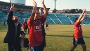 Torreense (1998/99) - O FC Porto foi o primeiro a sofrer – em 1942/43, frente ao V. Setúbal – e é também aquele que mais vezes participou neste tipo de situações, com seis eliminações diante de clubes secundários, contra cinco do Sporting e três do Benfica. E se a maior parte desses resultados inesperados aconteceram antes de os dragões atingirem o estatuto que conseguiram a partir dos anos 80 do século passado, esse não é o caso daquele que é um dos maiores escândalos de sempre: o triunfo do Torreense, então na 2.ª Divisão B, no antigo Estádio da Antas, em 1998/99. Comandados por Fernando Santos, os dragões caminhavam para a conquista do inédito pentacampeonato quando, a 16 de fevereiro de 1999, Dia de Carnaval, receberam o 8.º classificado da Zona Centro do então 3.º escalão nacional. O sério aviso recebido na ronda anterior, quando apenas eliminou o Famalicão (também da 2.ª Divisão B) após prolongamento, por 4-2, não serviu de nada. Com vários jogadores poupados (Vítor Baía, Jorge Costa, Secretário, Paulinho Santos, Rui Barros ou Jardel), a equipa portista não conseguiu manietar um Torreense que resistiu a todas as investidas dos anfitriões. E a cinco minutos dos 90, aparece Cláudio Oeiras a decidir o jogo. O avançado, então com 21 anos, saiu do banco aos 75’ e deu a Torres Vedras um Carnaval ainda mais memorável. E uma equipa recheada de jogadores que fizeram carreira nos escalões secundário