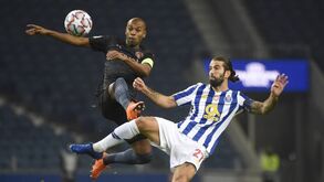 FC Porto critica arbitragem e atira-se a Fernandinho: «Dinheiro não compra classe ou noção»