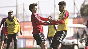 Jota faz uma viagem ao balneário do Benfica