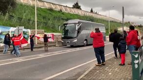 Adeptos do Vilafranquense despedem-se da equipa à partida de Vila Franca de Xira