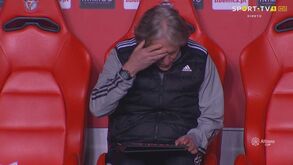 Câmaras 'apanham' Jorge Jesus a estudar mudanças ao intervalo do Benfica-V. Guimarães