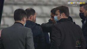 As imagens do diálogo acalorado entre Ricardo Soares e Rui Costa na saída para o túnel