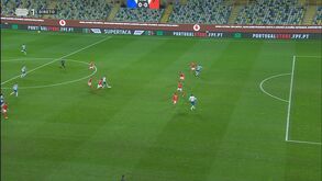 Auxiliar marcou fora de jogo, VAR reverteu decisão e Sérgio Oliveira fez o primeiro de penálti