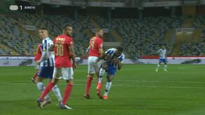 Lance entre Mbemba e Taarabt na área gera protestos