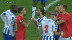 Otamendi 'pegou-se' com Sérgio Oliveira e médio apontou ao símbolo de campeão