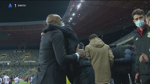 Sérgio Conceição cumprimentou staff e jogadores benfiquistas e deixou longo abraço a Luisão