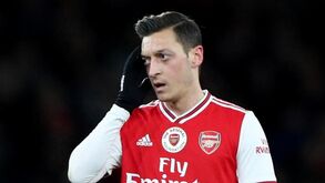 Mercado já mexe: Atalanta 'rouba' alvo do Benfica, Özil em reuniões secretas e Alaba 'perde' interessado