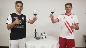 Vinho servido  à mesa do futebol