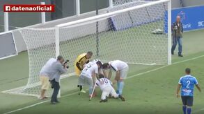 Bolsonaro marca golo em jogo solidário e dá um trambolhão: «Vai ficar 14 dias afastado da presidência»