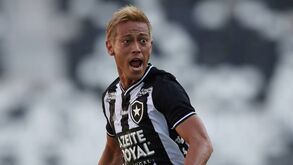 Mercado: Keisuke Honda perto do Portimonense, Benfica 'oferece' excedentário à Roma e Man. United pondera novo contrato para Cavani