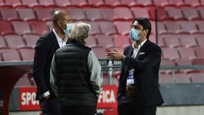 As imagens da conversa entre Jorge Jesus, Rui Costa e Luisão antes do Benfica-Portimonense