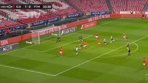 Misto de arte de Rafa com atrapalhação da defesa do Portimonense: o segundo golo do Benfica