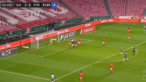 Beto saltou mais alto que a defesa do Benfica e marcou para o Portimonense