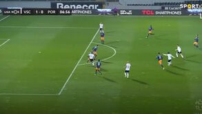 V. Guimarães marca ao FC Porto: Rochinha rematou de longe e Diogo Leite 'traiu' Marchesín