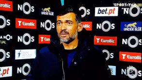 Apagaram a luz quando Conceição falava na flash e o treinador brincou: «Não sei se vão ligar a água também»