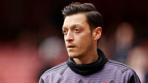 Arsenal em crise e caso Özil volta à baila: «Um dia, todos irão saber o que se passa»