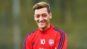 O mistério de Mesut Özil: Afastado do Arsenal com salário milionário 