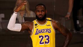 LeBron James nos Lakers até aos 38 anos, com contrato milionário e pode jogar... com o filho