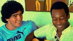 Pelé escreve a Maradona: «Amo-te, Diego... Um dia, lá no céu, vamos jogar juntos»