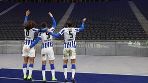Jogadores do Hertha festejam vitória no dérbi com adeptos... imaginários