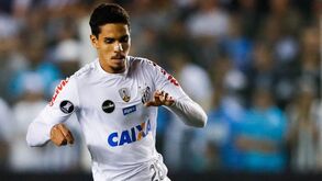 «Imaginem a cabeça de Lucas Veríssimo»: treinador do Santos pede solução