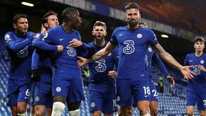 Evra: «O único problema do Giroud é o nome. Se fosse Giroudinho já gostavam dele»