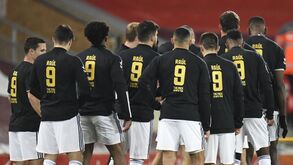 «A alcateia está contigo»: jogadores do Wolverhampton lembraram Raúl Jiménez no aquecimento em Anfield
