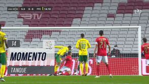 Enorme defesa de Vlachodimos impede golo de Douglas Tanque