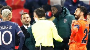 «O negro está ali. Vai ver quem é»: o diálogo dos árbitros no PSG-Basaksehir