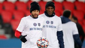 Jogadores do PSG e Basaksehir exibem mensagem contra o racismo antes do jogo