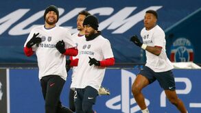 Jogadores de PSG e Basaksehir exibem mensagem contra o racismo antes do jogo