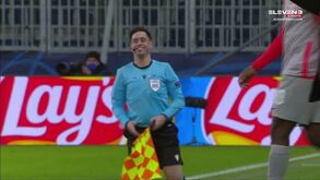 O momento em que Hermoso 'abalroou' um fiscal de linha no Salzburgo-Atlético Madrid