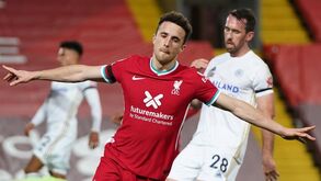 Adeptos rendidos a Diogo Jota entregam-lhe prémio de melhor jogador de novembro