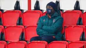 Adjunto do Basaksehir quebra o silêncio após caso de racismo no jogo com o Paris SG