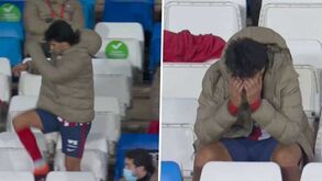 João Félix irritado após ser substituído: pontapeou a cadeira e levou as mãos à cara